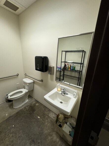 More Photos Of 258 Poplar Ave, Memphis Storefront Retail Office For Lease