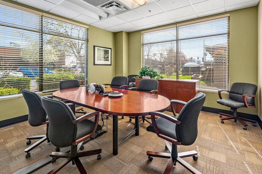 More Photos Of 1301 Poplar Dr, Medford Medical For Lease