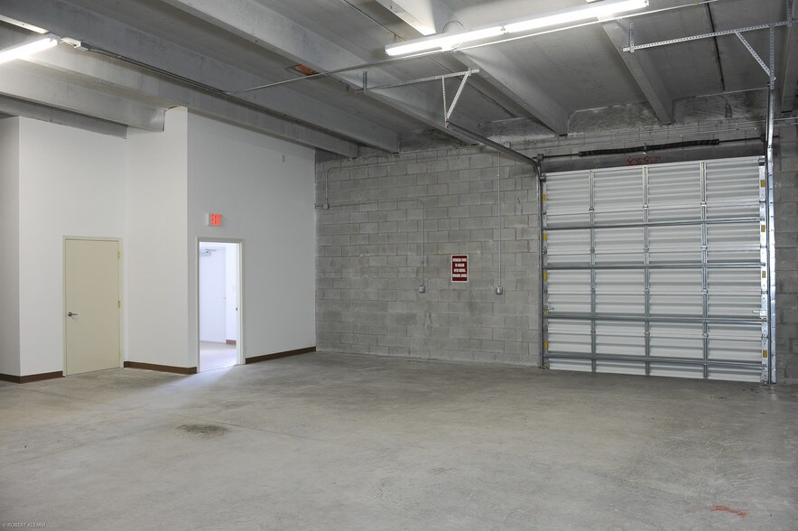 More Photos Of 9802 NW 80th Ave, Hialeah Warehouse For Lease