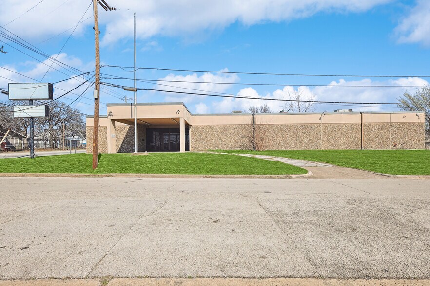 More Photos Of 412 N Sylvania Ave, Fort Worth Freestanding For Lease