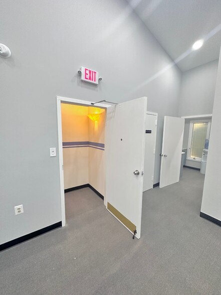 More Photos Of 9300-9306 Old Keene Mill Rd, Burke Loft Creative Space For Lease