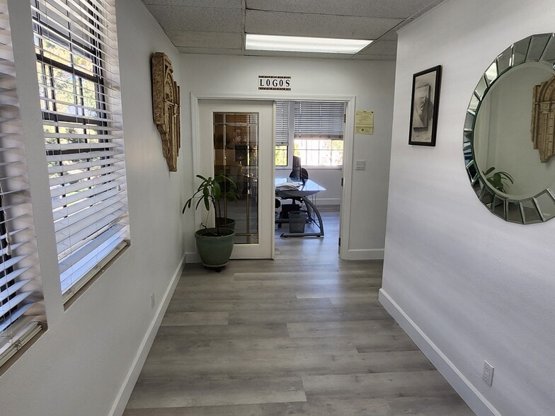 More Photos Of 960 W 17th St, Santa Ana Office For Sale