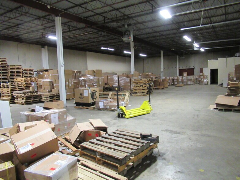 More Photos Of 1300 W Poplar St, Springfield Warehouse For Lease