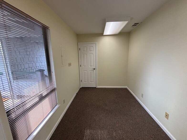 More Photos Of 222 W Lockeford St, Lodi Office For Lease