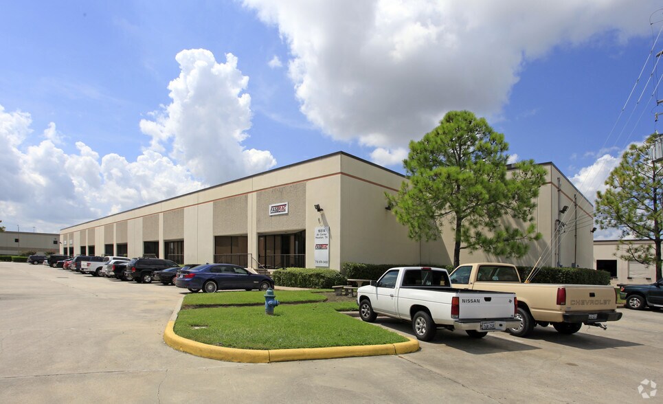 More Photos Of 16502-16514 Air Center Blvd, Houston Warehouse For Lease