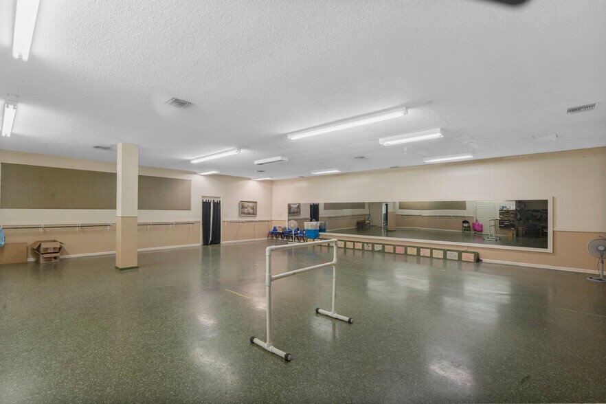 More Photos Of 2180 Northwest Blvd, Newton Medical For Sale