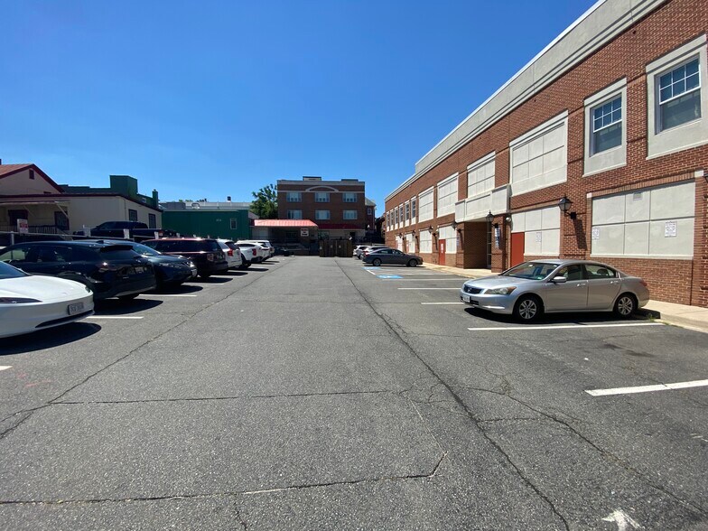More Photos Of 10427 North St, Fairfax Office For Lease
