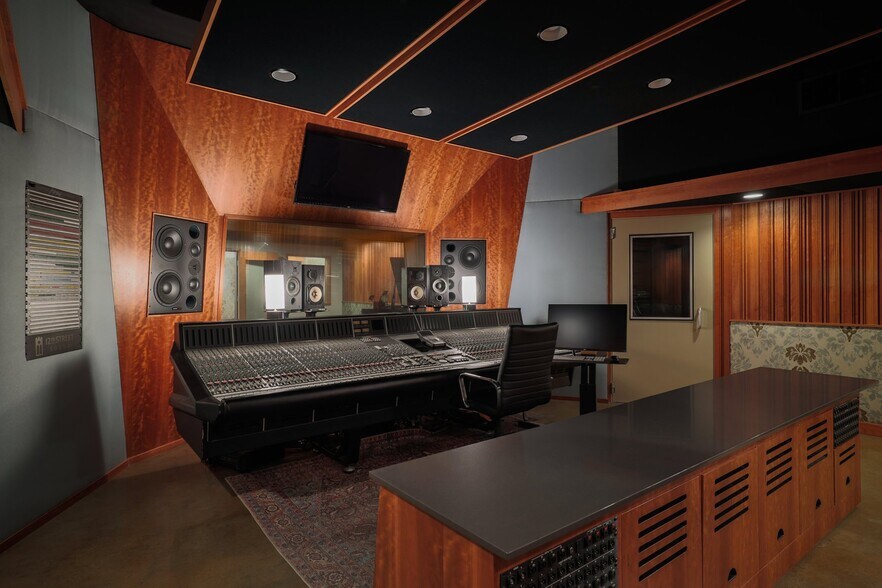 More Photos Of 2205 E 12th St, Austin Movie Radio TVStudio For Sale