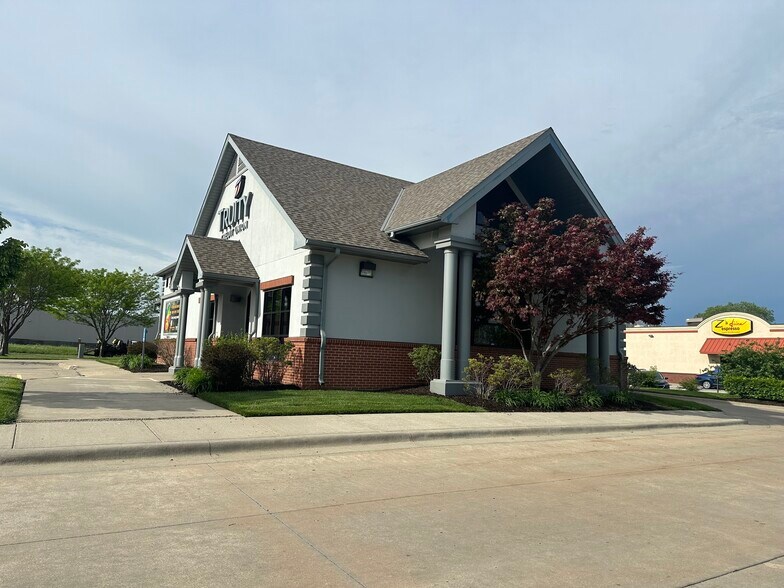 More Photos Of 2221 W 31st St, Lawrence Bank For Sale