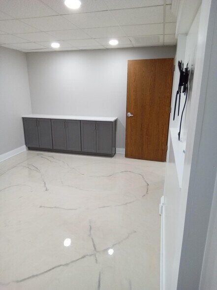 More Photos Of 1802 Robin Hood Blvd, Schererville Office For Lease