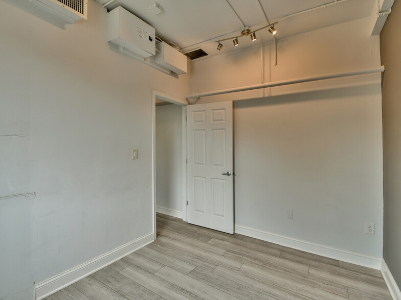 More Photos Of 2300 N Pershing Dr, Arlington Medical For Sale