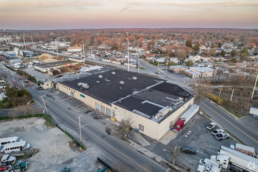 More Photos Of 168 Railroad St, Huntington Manufacturing For Lease