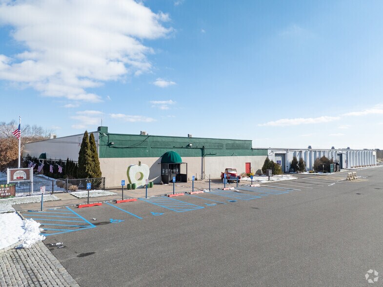 Primary Photo Of 2711 Sound Ave, Calverton Manufacturing For Sale