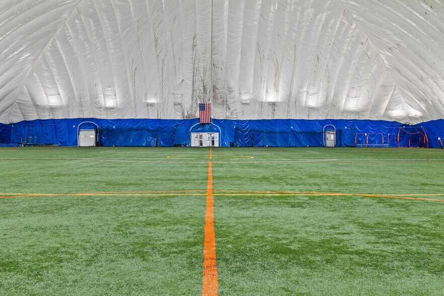 More Photos Of 901 Cannon Rd S, Dundas Sports And Entertainment For Sale