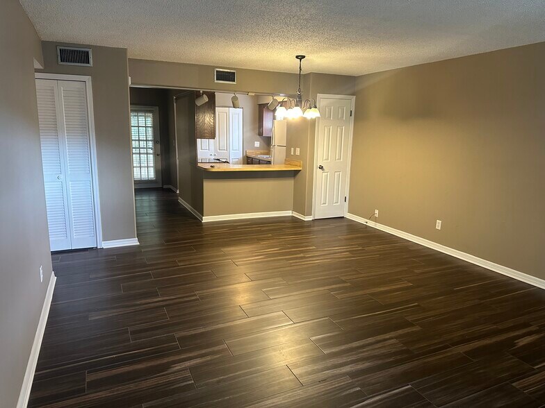 More Photos Of 643 W Oak Terrace Dr, Leesburg Apartments For Sale