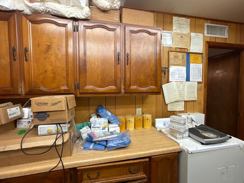 More Photos Of 1310 W Grand Ave, Yoakum Veterinarian Kennel For Sale