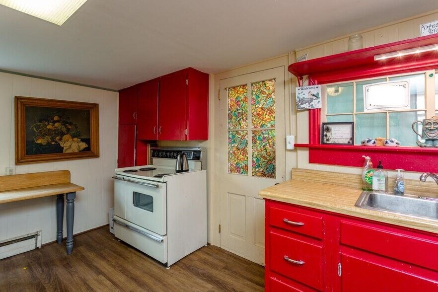 More Photos Of 133 W Springbrook Rd, Broadway Specialty For Sale