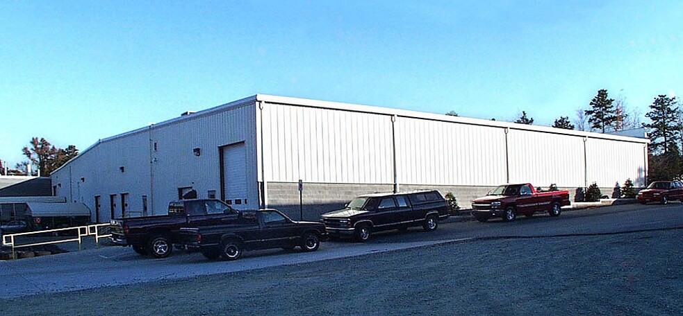 More Photos Of 128 Commercial Dr, Mooresville Warehouse For Lease