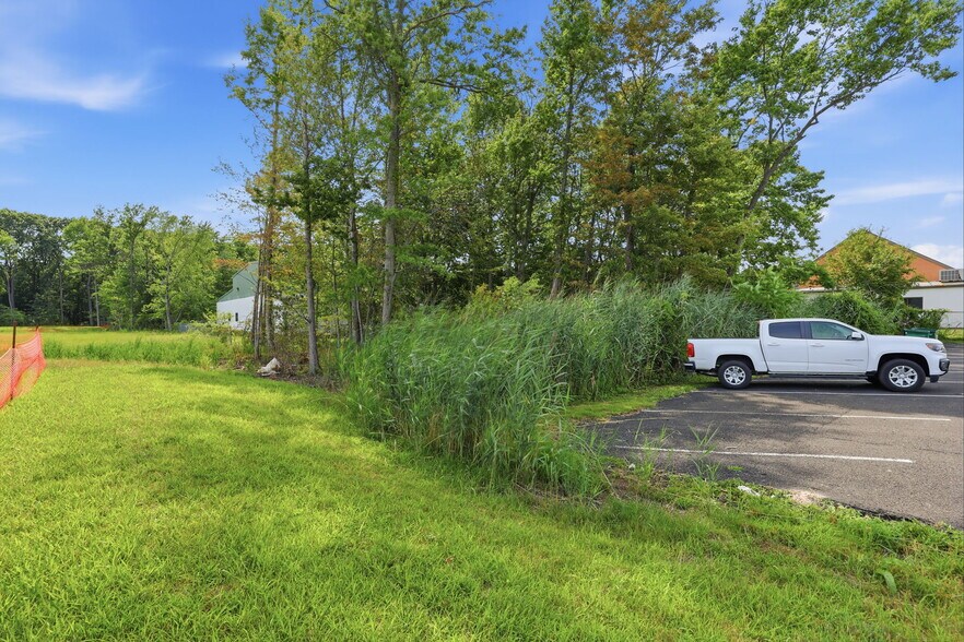More Photos Of 1568 Woodbourne Rd, Levittown Office For Lease