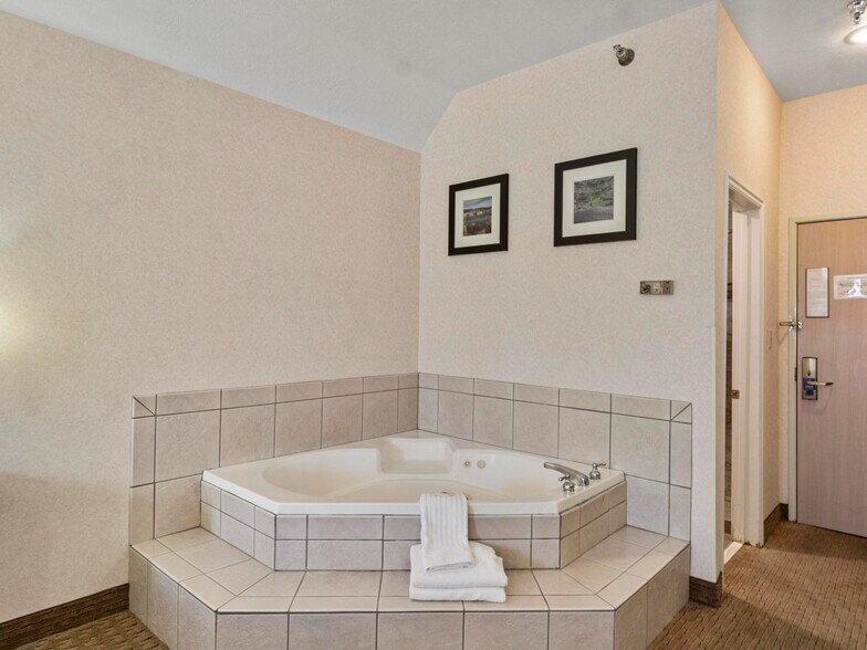More Photos Of 2970 Idaho St, Elko Hotel For Sale
