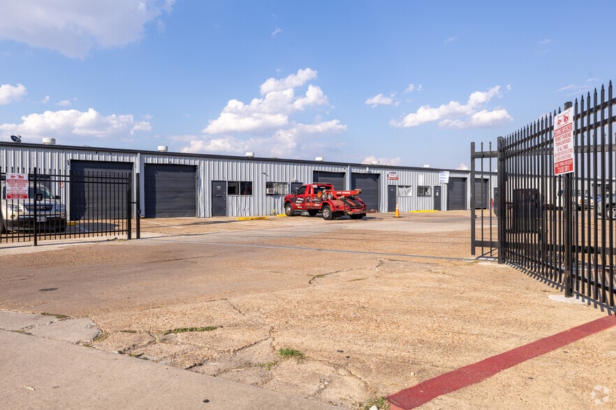 More Photos Of 7676 N I-45, Houston Unknown For Lease