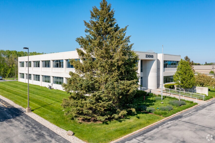More Photos Of N28W23000 Roundy Dr, Pewaukee Office For Sale
