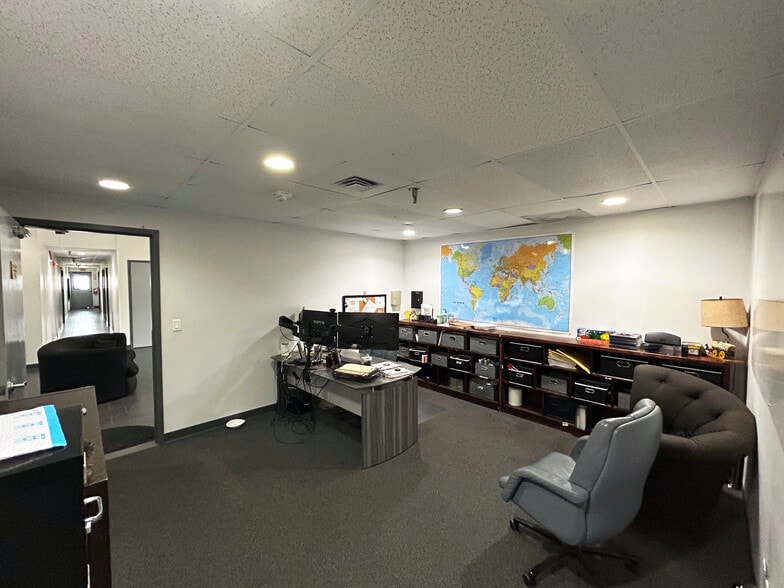 More Photos Of 2708 Ne Waldo Rd, Gainesville Showroom For Sale