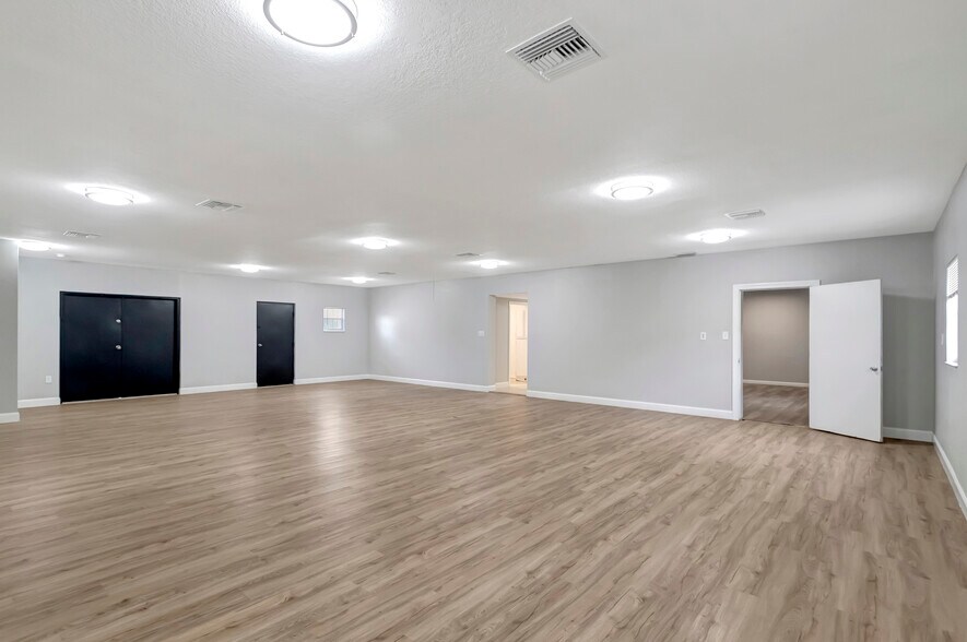 More Photos Of 6948 W Mohawk Ave, Tampa Office For Lease