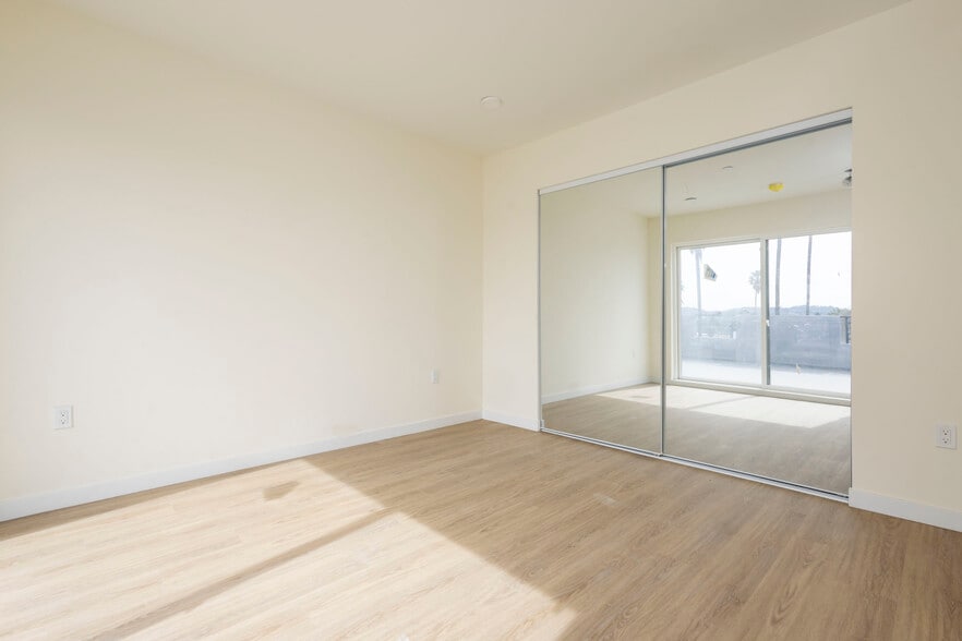 More Photos Of 14629 W Erwin St, Van Nuys Apartments For Sale