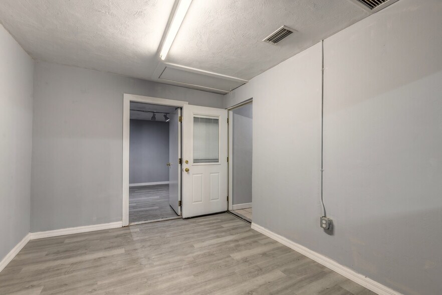 More Photos Of 529 Ridgewood Ave, Daytona Beach Freestanding For Lease