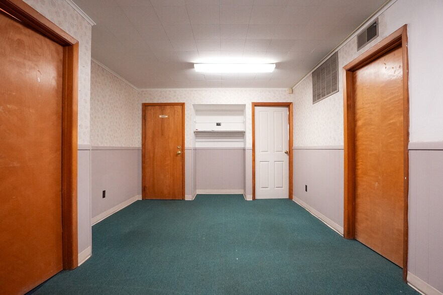 More Photos Of 277 Division St N, North Tonawanda Office For Sale