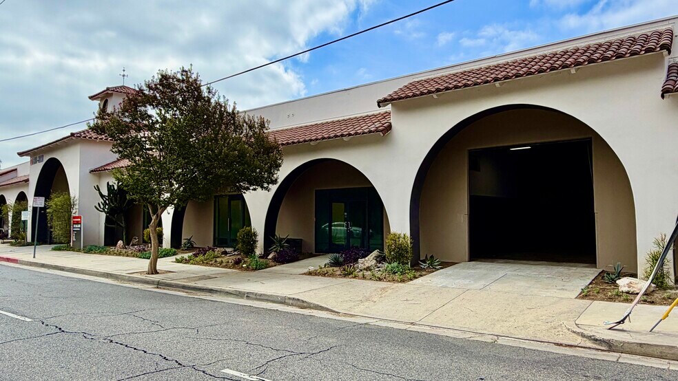 More Photos Of 18320-18330 Oxnard St, Tarzana Unknown For Lease