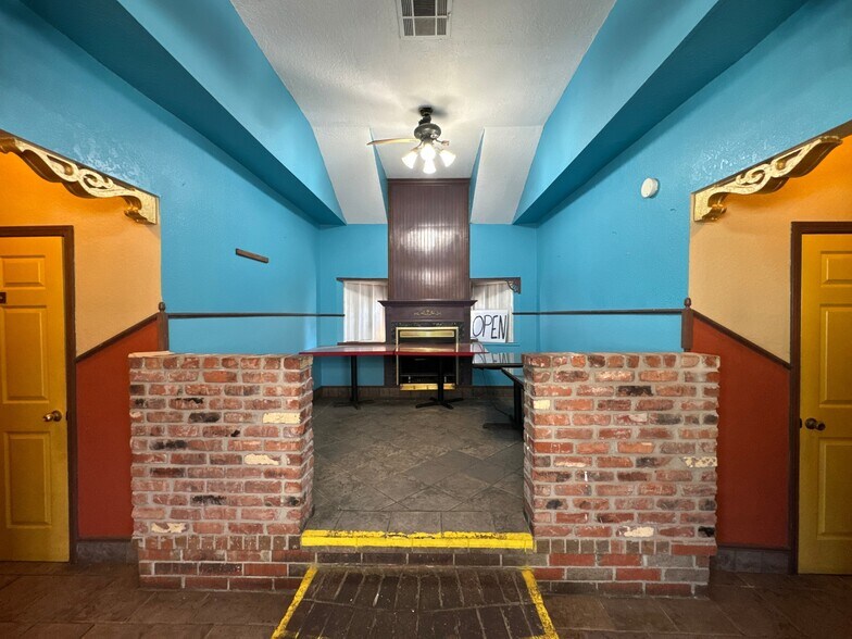 More Photos Of 520 W Broadway, Seminole Flex For Sale