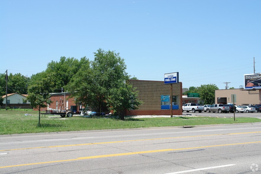 More Photos Of 915-969 N West St, Wichita Unknown For Lease