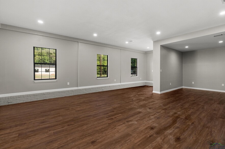 More Photos Of 1709 Bomar St, Marshall Office For Sale