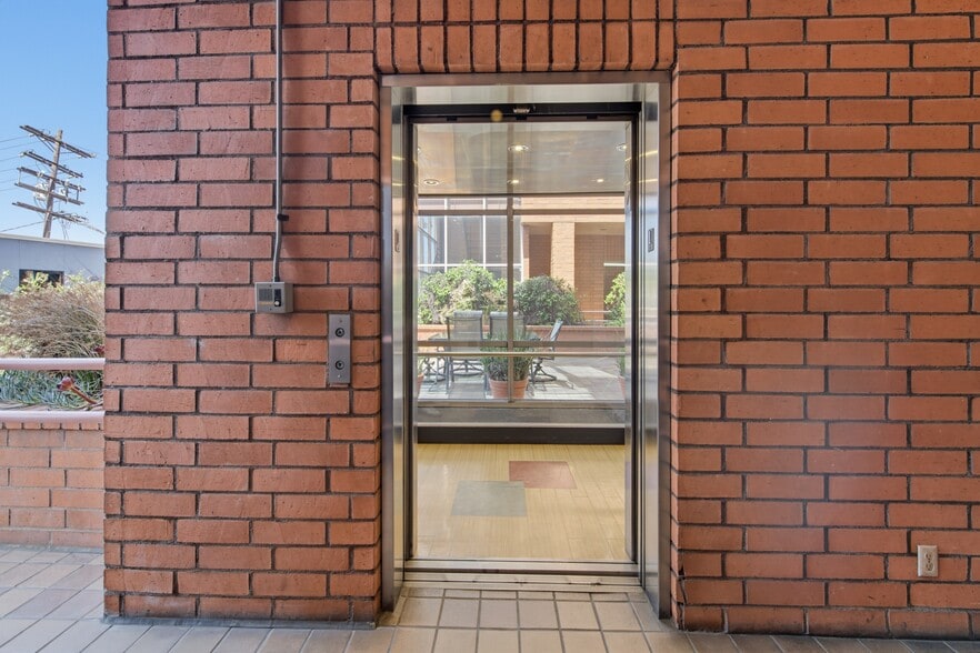 More Photos Of 10495 Santa Monica Blvd, Los Angeles Office For Sale