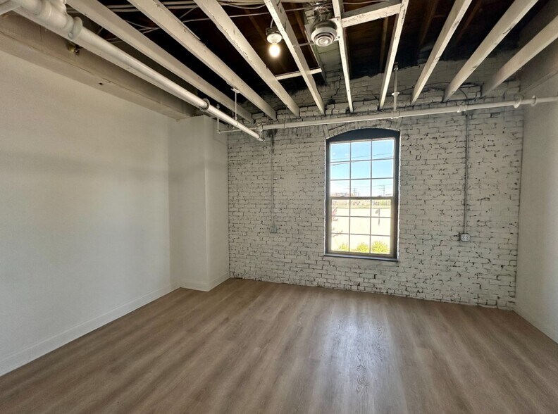 More Photos Of 1729 N 2nd St, Minneapolis Flex For Lease