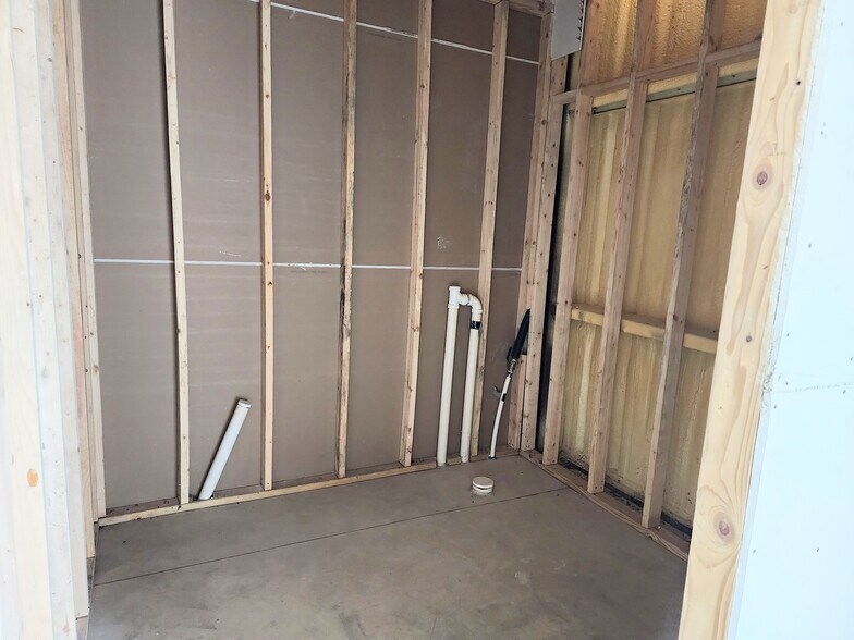 More Photos Of 902 Elliott Rd, Sherman Industrial For Lease