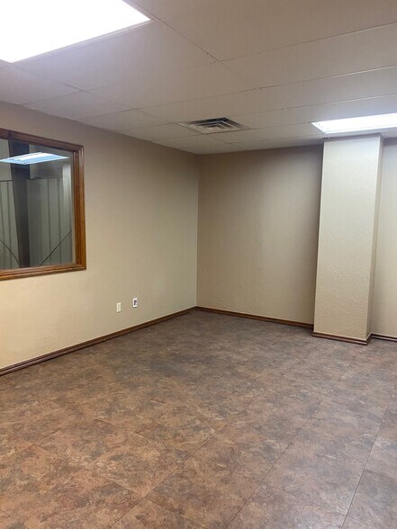 More Photos Of 8248 W Reno Ave, Oklahoma City Warehouse For Lease