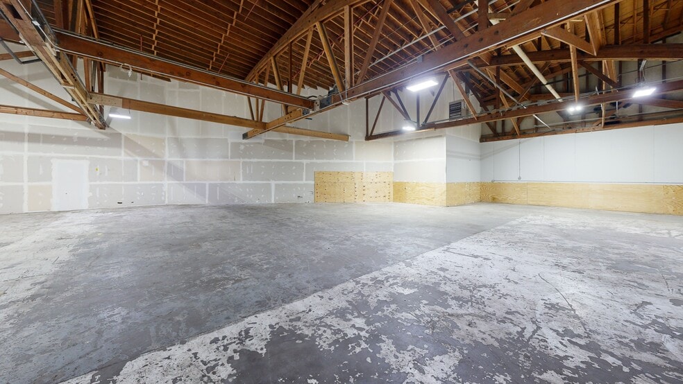 More Photos Of 920 Cedar Ave, St Charles Light Distribution For Lease