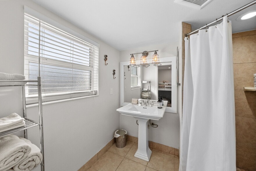 More Photos Of 439 Causeway Blvd, Dunedin Office For Sale