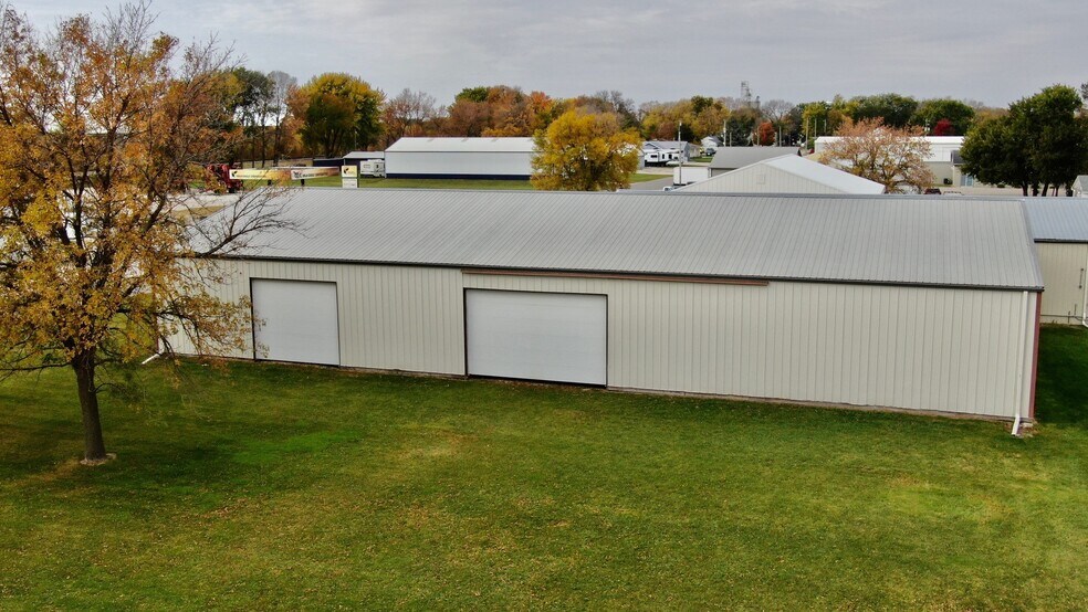 More Photos Of 1304 Central Ave E, Clarion Showroom For Sale