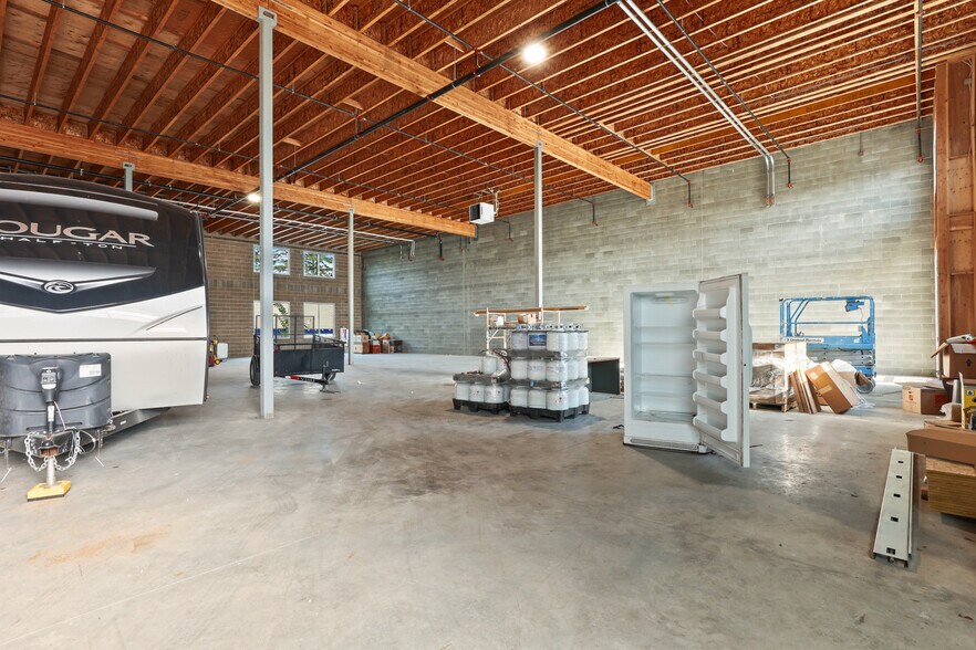 More Photos Of 21600 SE Stark St, Gresham Service For Lease