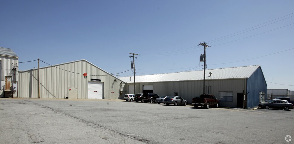 More Photos Of 5900-5914 N Lindbergh Blvd, Hazelwood Unknown For Lease