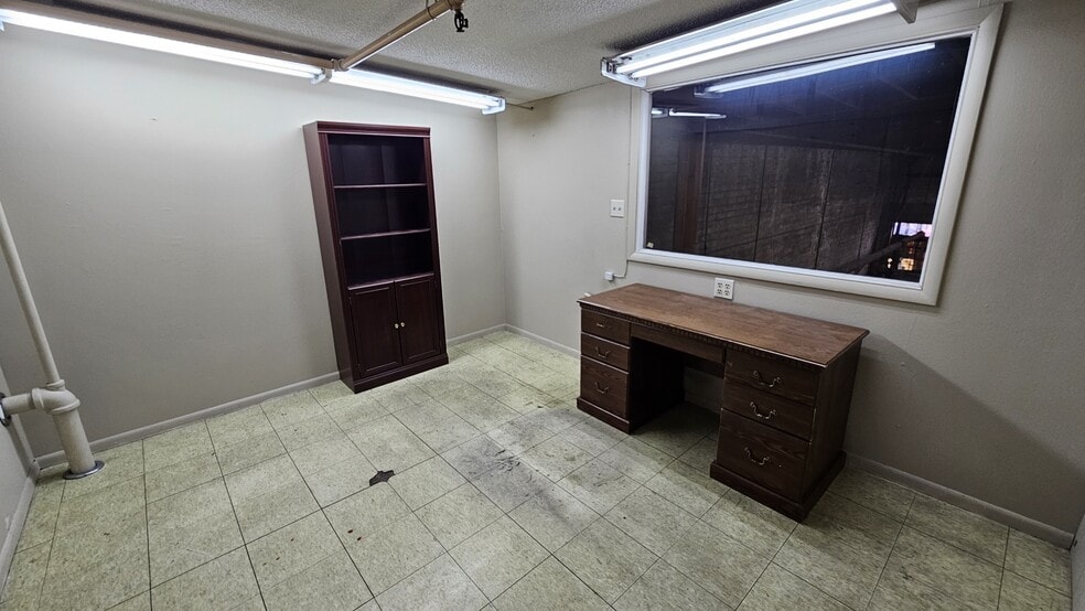 More Photos Of 735 Commerce Ave, Longview Industrial For Lease