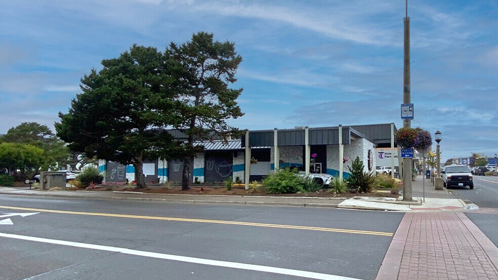 More Photos Of 210 S Holladay Dr, Seaside Restaurant For Sale