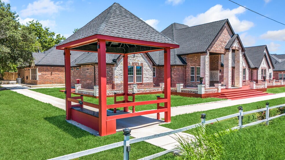 More Photos Of 703 E Oates Rd, Garland Unknown For Lease