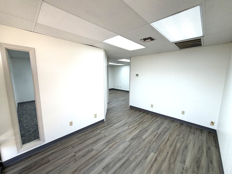 More Photos Of 2435-2441 Boardwalk St, San Antonio Showroom For Lease