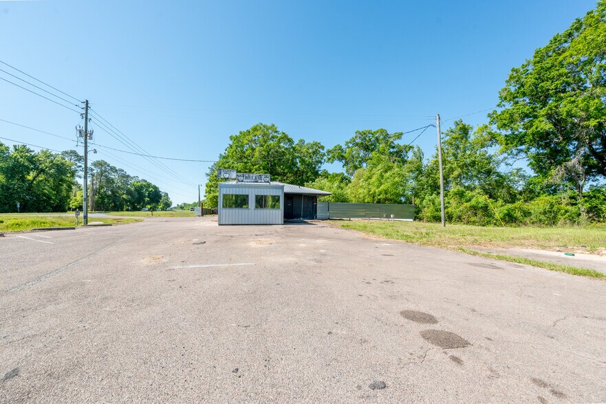 More Photos Of 19510 NE US Hwy 301, Waldo Storefront Retail Office For Sale