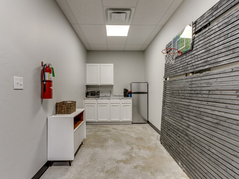 More Photos Of 120 SE 19th St, Moore Storefront For Lease